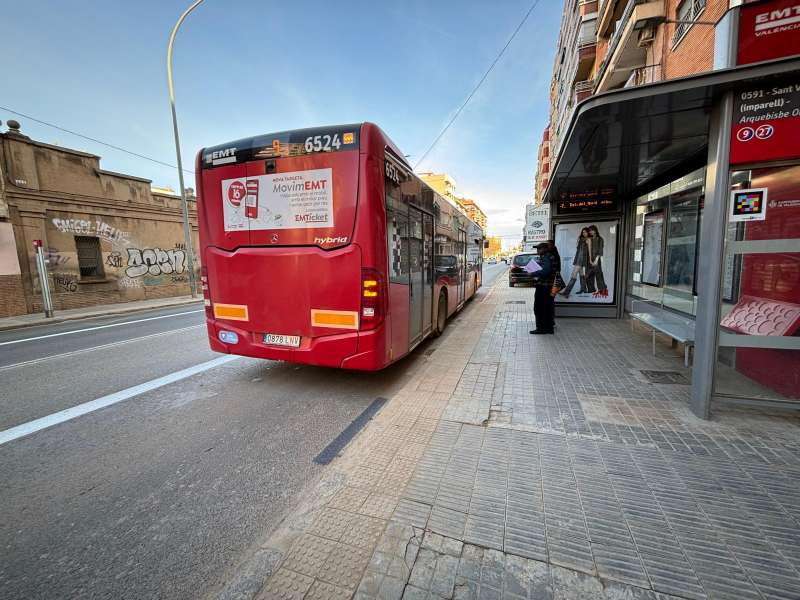 Mobilitat senyalitza un carril bus reservat a Sant Vicent Màrtir per tal d’assegurar la fluïdesa dels autobusos amb l’àrea metropolitana