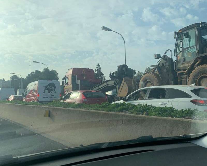 L’àrea metropolitana de València col·lapsada per carretera pels danys provocats per la DANA i la falta de transport públic