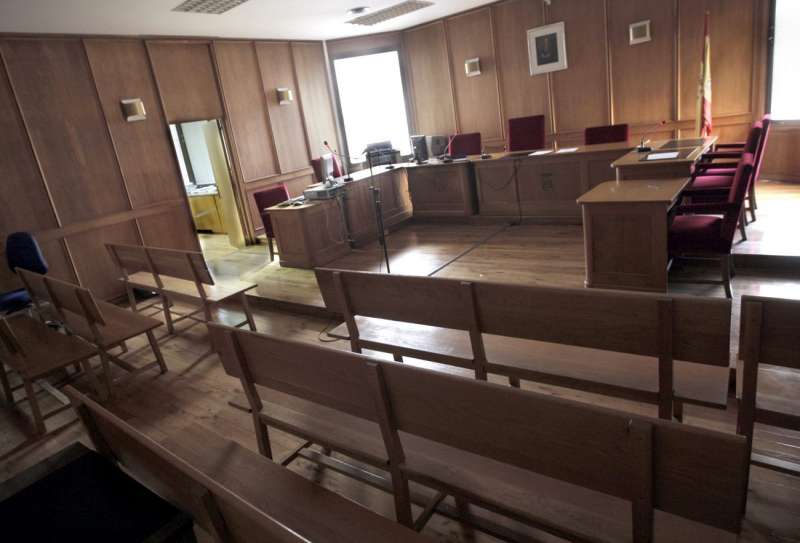 Demanen més de 25 anys de presó per a una banda que es feia passar per policies per a assaltar a persones a Alacant