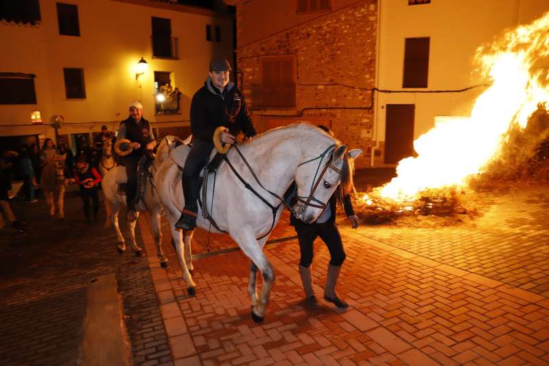 Sant Antoni arriba a Vilafamés amb foc i la tradicional ‘matxà’