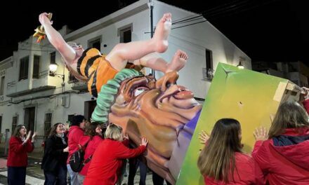 Les dones d’una falla d’El Puig planten ‘al tombe’ el seu monument en el 8M