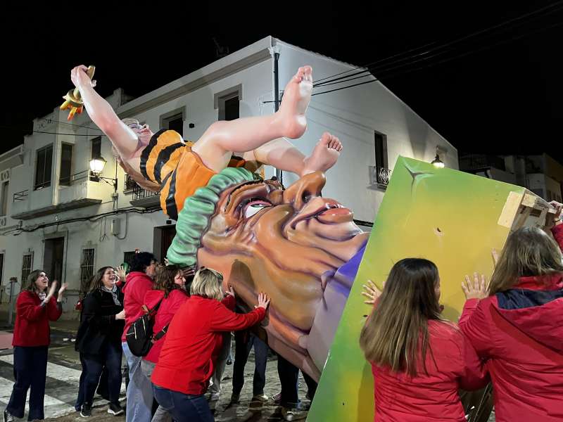 Les dones d’una falla d’El Puig planten ‘al tombe’ el seu monument en el 8M