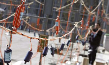 Quatre persones ferides després d’una explosió pirotècnica en una falla de València