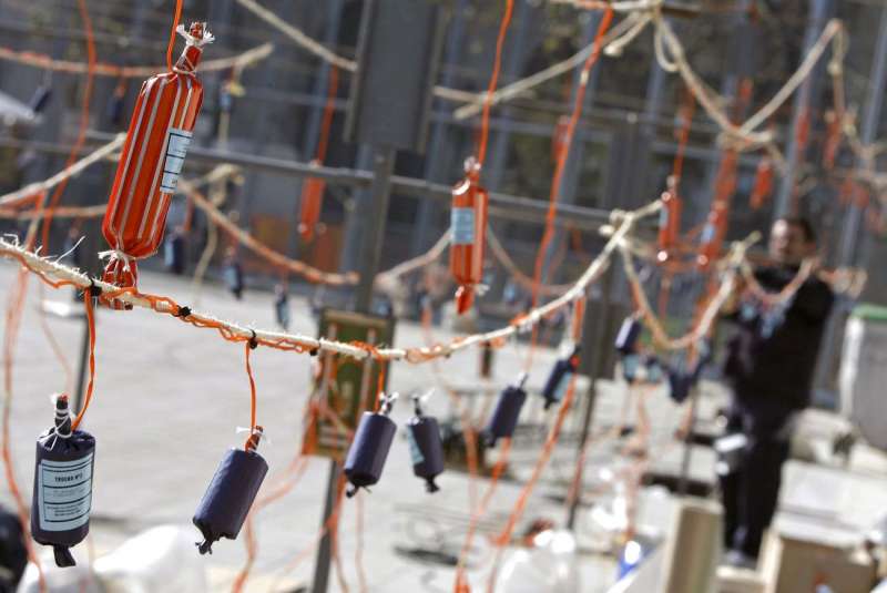 Quatre persones ferides després d’una explosió pirotècnica en una falla de València