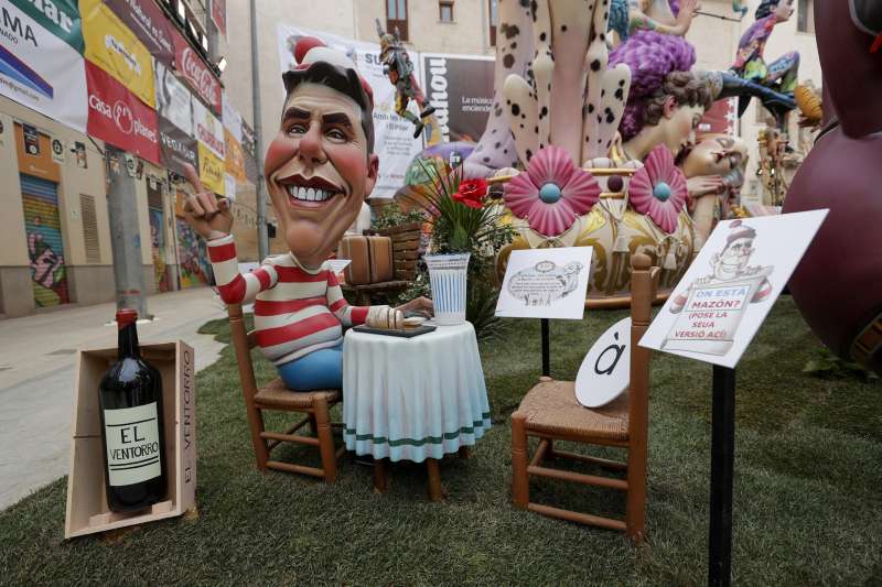 El color i la sàtira fallera engalanen València en les seues Falles més solidàries i inclusives