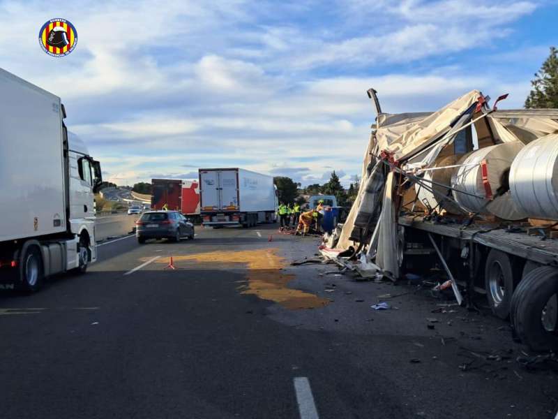 Un aparatós accident entre dos camions talla l’A-7 i provoca retencions quilomètriques