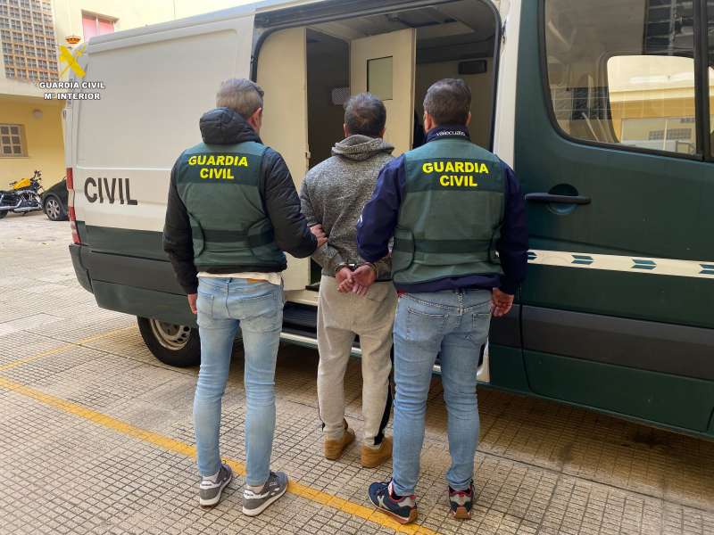 Detenen a cinc joves de La Safor per donar-li una pallissa a un repartidor per a poder robar-li