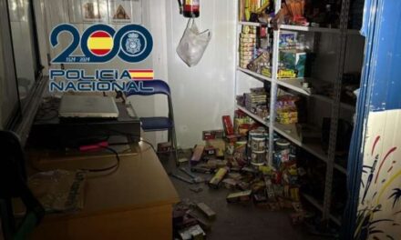 La Policia sorprén en ple robatori a dos homes que havien entrat en una empresa de venda de pirotècnia de Paterna