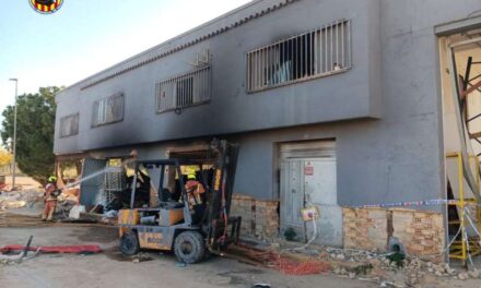 Rescaten a dos “sintecho” i un gos de l’incendi d’una nau a Torrent