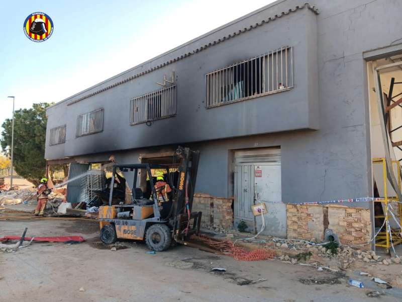 Rescaten a dos “sintecho” i un gos de l’incendi d’una nau a Torrent