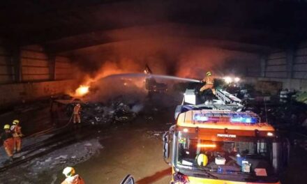 Espectacular incendi en una empresa de tractament de residus a Guadassuar