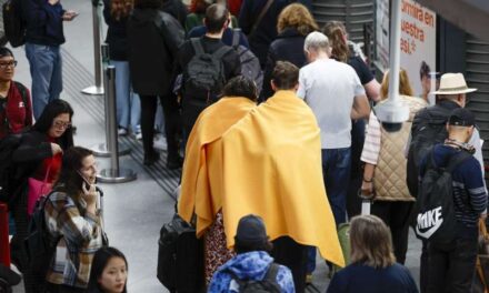Mantes i begudes durant la nit per a mig centenar de viatgers de tren a Alacant