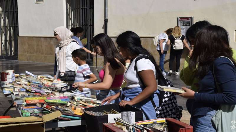 La Universitat Popular de Gandia celebra el Dia del Llibre amb la 4a edició de la Fireta del Llibre Usat