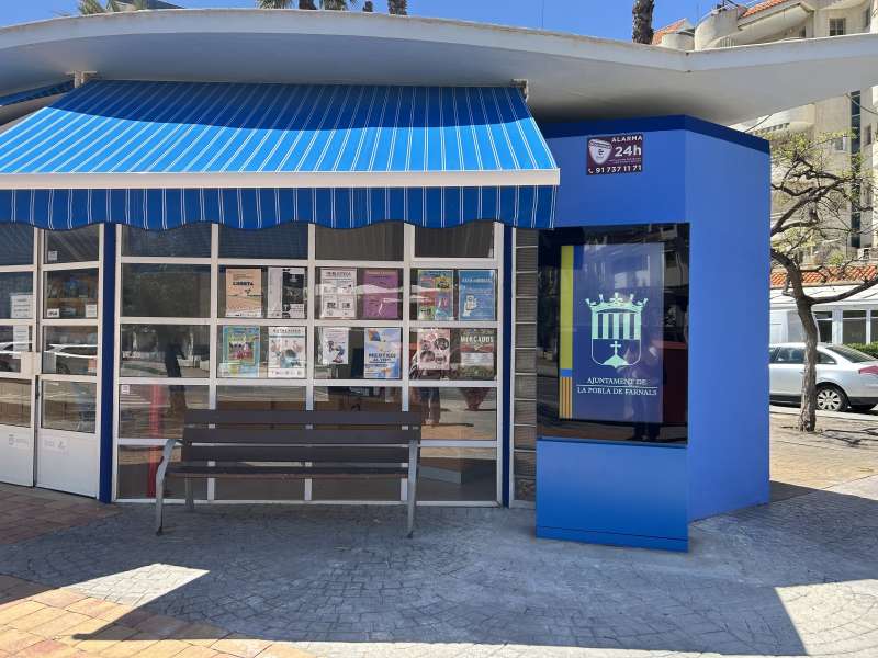 La platja de La Pobla de Farnals estrena un panell interactiu per a reforçar la informació