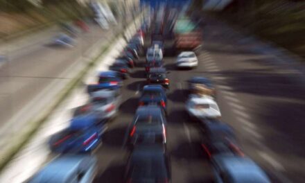 Fins a set quilòmetres de retenció a les entrades de València