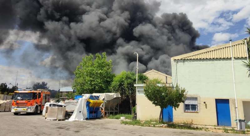 Extingit l’incendi d’una fàbrica a Silla que va obligar a tallar la circulació del tren