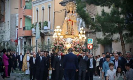 Torrent es rendix a la seua patrona