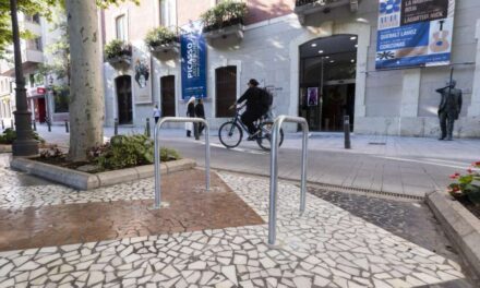 Gandia amplia la seua xarxa d’aparcabicis amb 242 noves places a la ciutat i la platja