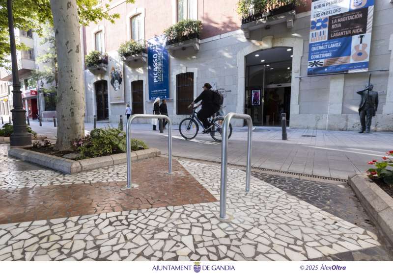 Gandia amplia la seua xarxa d’aparcabicis amb 242 noves places a la ciutat i la platja