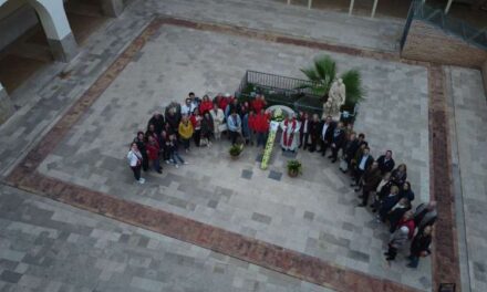 Gandia honra al Papa Francisco en la tradicional bendición de la Cruz de Mayo