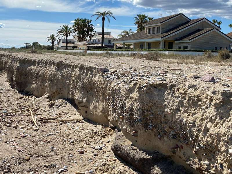 La platja de la Malva-rosa de Sagunt estrena bandera blava mentre s’afona en l’abandó