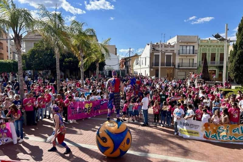 Milers de persones reivindiquen el valencià a la 37a Trobada d’Escoles celebrada a Picassent