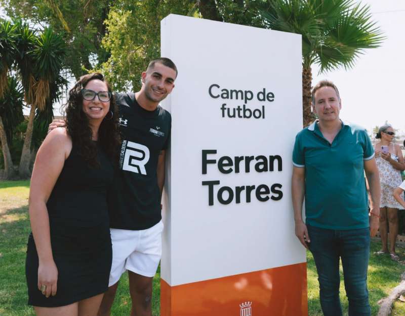 El camp de futbol de Foios ja porta el nom de Ferran Torres