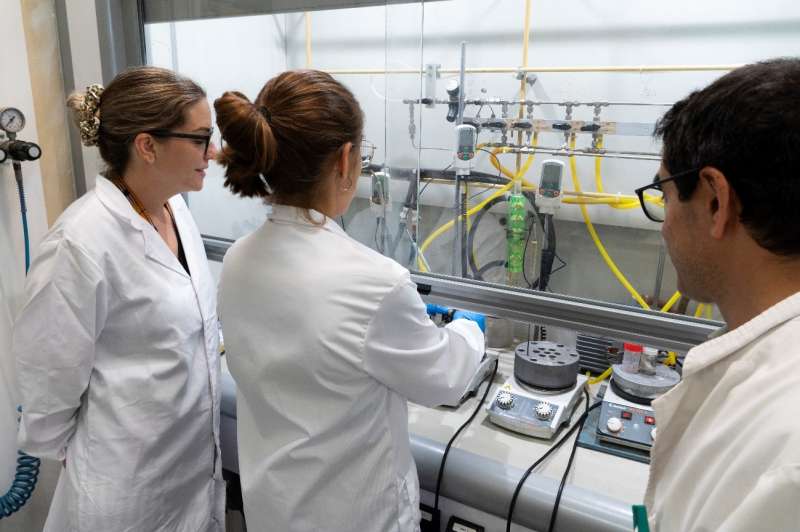 Desenvolupen un mètode per a produir plàstics i productes farmacèutics sense metalls ni dissolvents tòxics