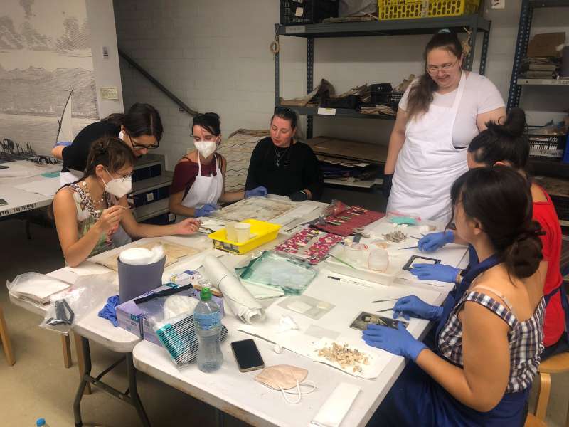 Estudiants de Bratislava rescaten fotografies afectades per la dana en el Museu de l’Horta Sud