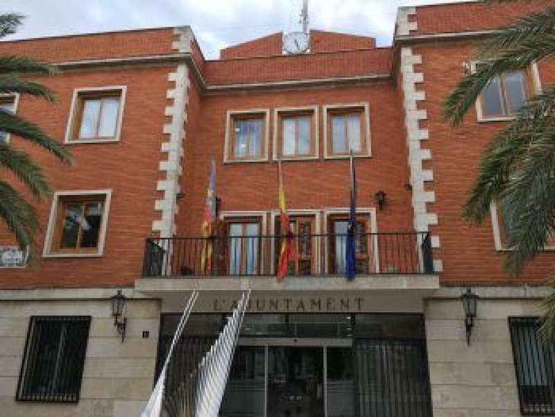 El Puig reclama a l’Agència Valenciana de Turisme el manteniment i la reparació dels rentapeus de la platja