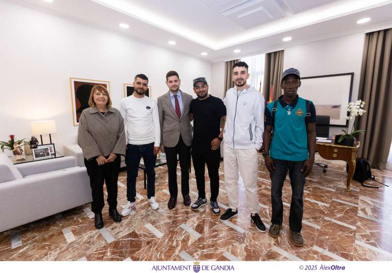 L’alcalde de Gandia rep els quatre joves que van salvar la vida d’una dona en el port per a reconéixer-los el seu gest heroic