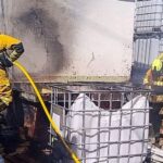 Cremen dos contenidors en l’exterior de la fàbrica Olis Troia d’Alcoi￼