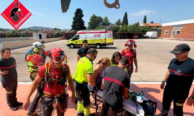 Els bombers rescaten en helicòpter a una senderista ferida en el Montgó