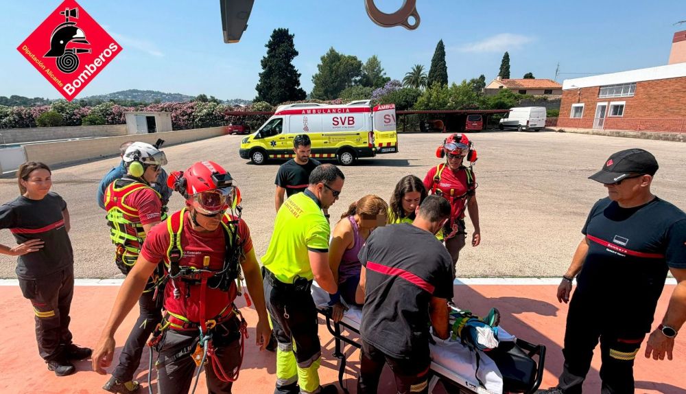 Els bombers rescaten en helicòpter a una senderista ferida en el Montgó